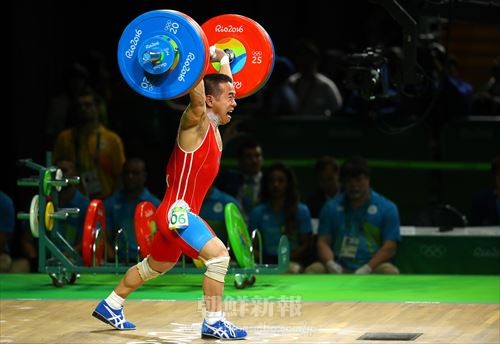 重量挙げ男子56kg級で銀メダルを獲得したオム・ユンチョル選手（連合ニュース）