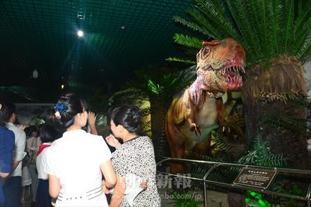 中生代ホールには恐竜ロボットが展示されている