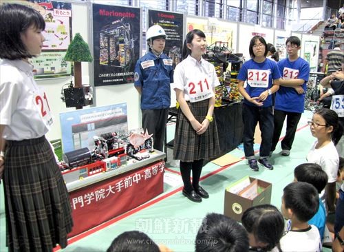 ニューデリー行きの切符を手にした大阪・追手門学院大手前中学校の発表。危険な林業の枝打ちをロボットがまかなうことについて説明している