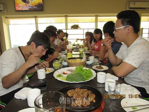 平壌駅前食堂でたらふく食べる学生たち 