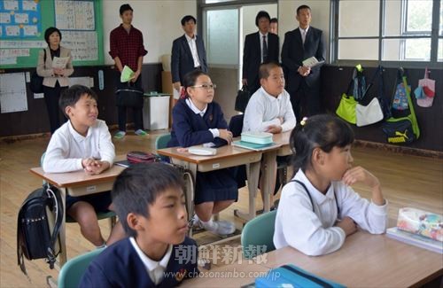 研修会で城北初級の授業を参観する日本学校の教員たち