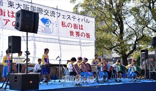 フェスタ特設ステージで演奏する東大阪初級の児童たち