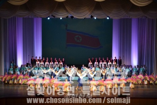 학생소년들의 설맞이공연 《해님의 축복》이 10일 만경대학생소년궁전에서 진행되였다.(조선중앙통신)