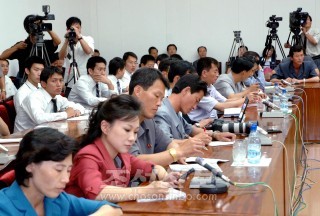 박정숙녀성 회견에 참가한 기자들
