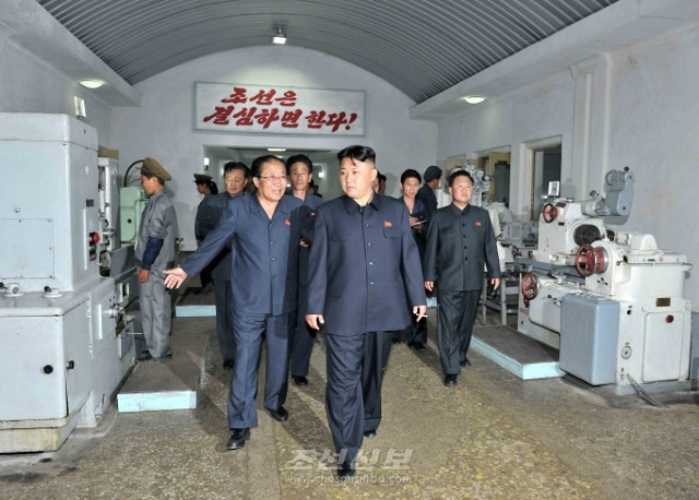 김정은원수님께서 신흥기계공장을 현지지도하시였다.(조선중앙통신)