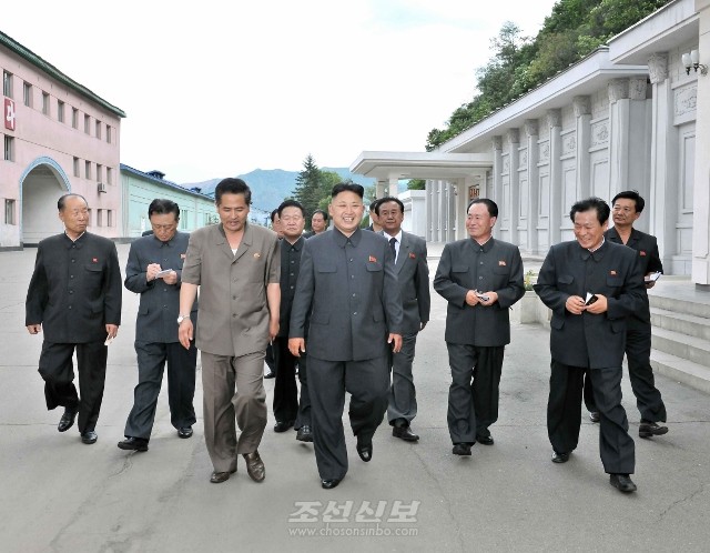 김정은원수님께서 강계뜨락또르종합공장을 현지지도하시였다.(조선중앙통신)