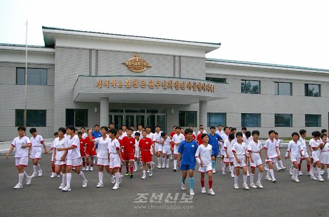 지난 5월말 조선에서 처음으로 축구선수후비들을 전문적으로 육성하는 평양국제축구학교가 개교하였다.(사진은 모두 조선중앙통신)