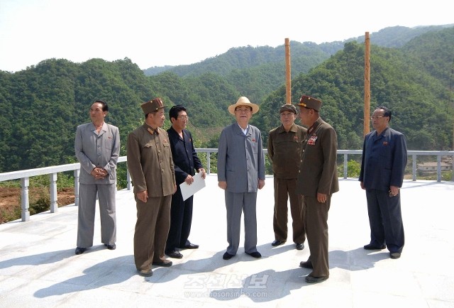 김영남위원장이 마식령스키장건설장을 돌아보았다.(조선중앙통신)