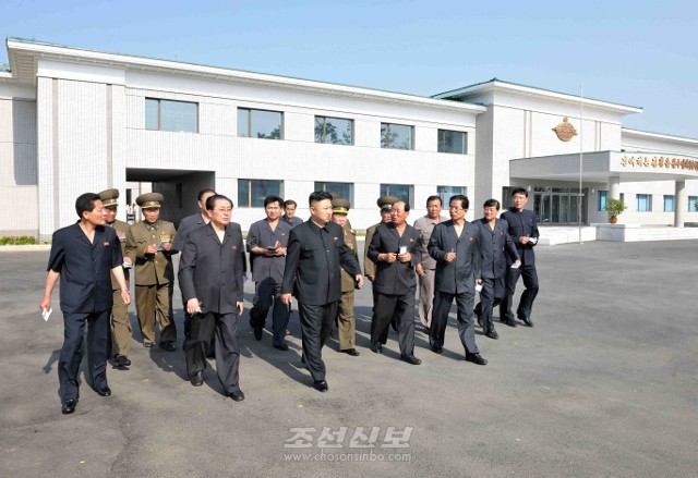 김정은원수님께서 평양국제축구학교와 릉라인민체육공원을 돌아보시였다.(조선중앙통신)