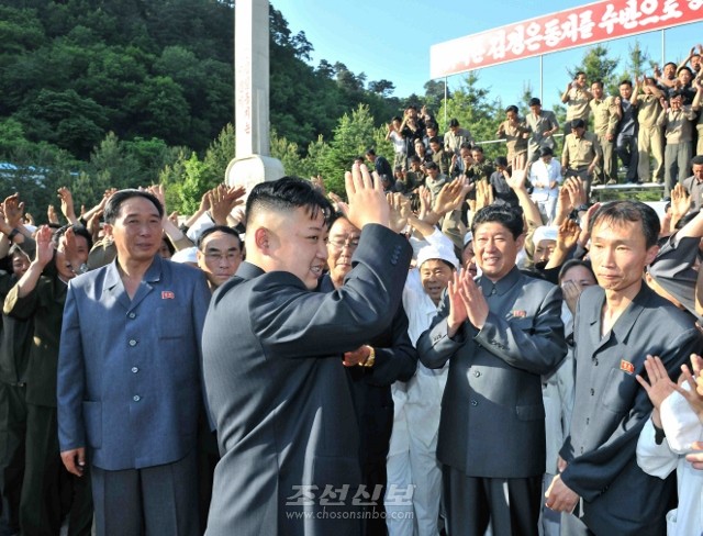 김정은원수님께서 대관유리공장을 현지지도하시였다.(조선중앙통신)