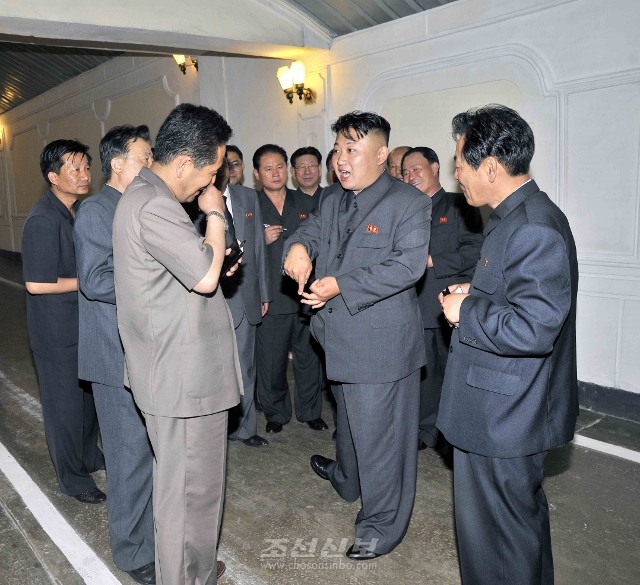 김정은원수님께서 강계뜨락또르종합공장을 현지지도하시였다.(조선중앙통신)