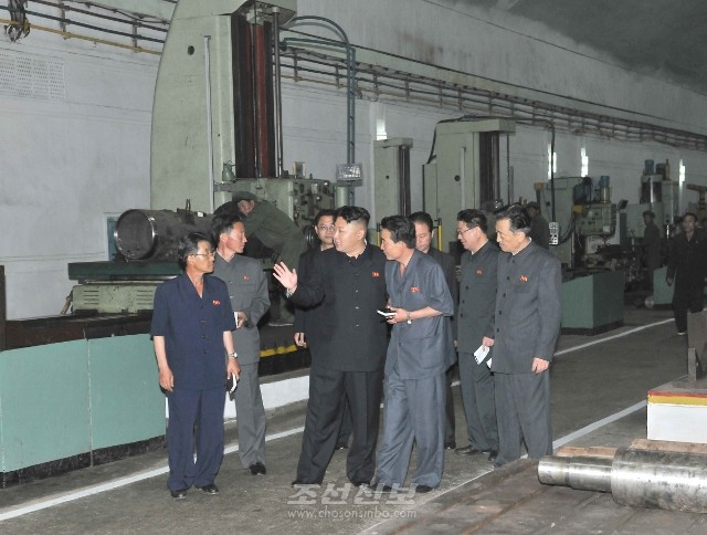 김정은원수님께서 룡성기계련합기업소 2월11일공장을 현지지도하시였다.(조선중앙통신)
