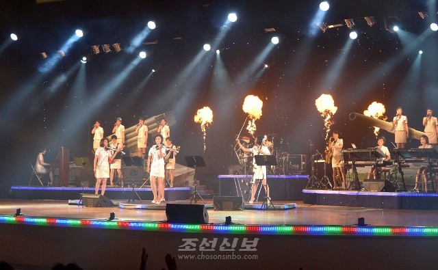 김정은원수님께서 자강도의 로동계급들과 함께 모란봉악단의 공연관람하시였다.(조선중앙통신)