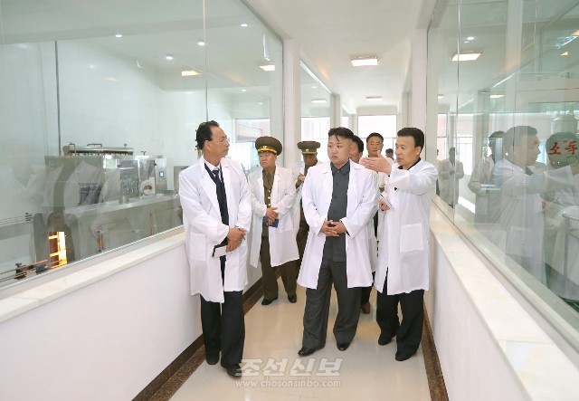 김정은원수님께서 평양기초식품공장을 현지지도하시였다.(조선중앙통신)