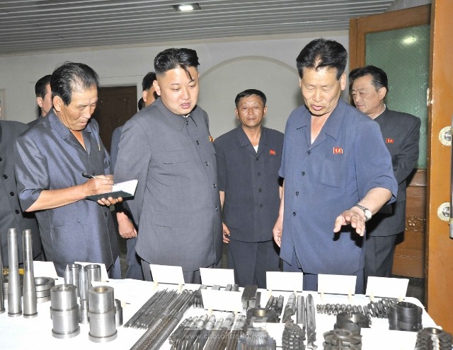김정은원수님께서 장자강공작기계공장을 현지지도하시였다.(조선중앙통신)
