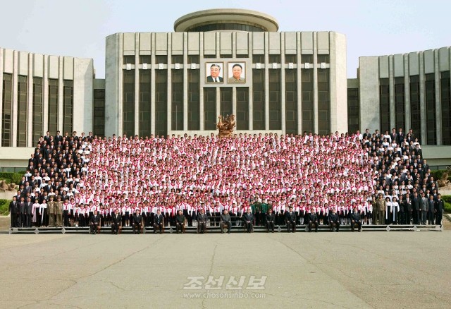 김정은원수님께서 조선소년단 제7차대회 대표들과 함께 기념사진을 찍으시였다.(조선중앙통신)