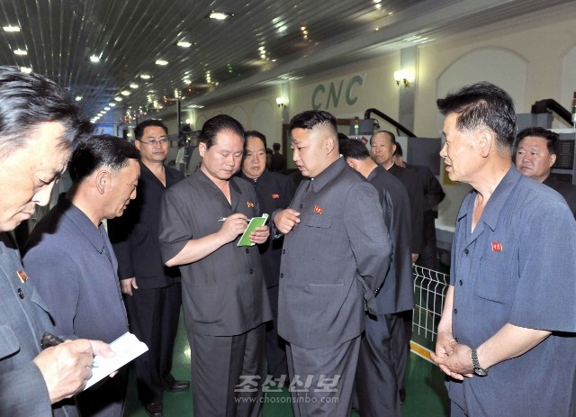 김정은원수님께서 장자강공작기계공장을 현지지도하시였다.(조선중앙통신)