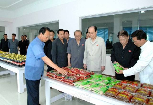 김영남위원장을 비롯한 국가책임일군들이 평양기초식품공장을 참관하였다.(조선중앙통신)