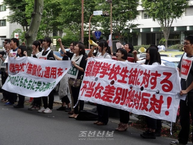 조대생들이 일본 문과성앞에서 항의투쟁