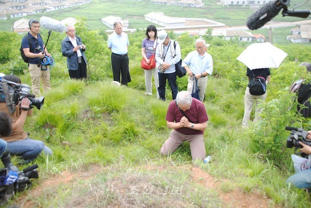 6월 19일 평양의 룡산묘지를 찾은 일본인유골련락회방문단 성원들(사진 강이룩기자)