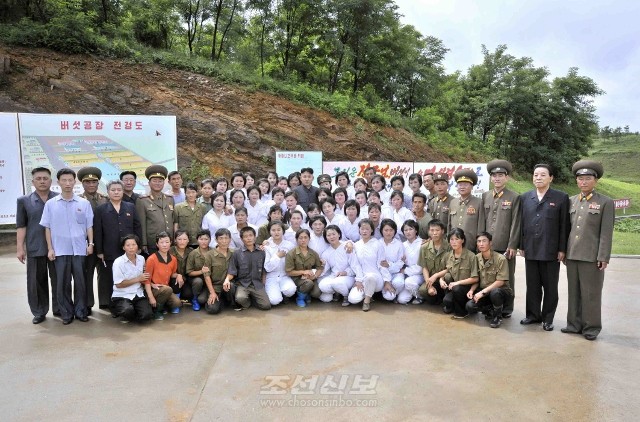 김정은원수님께서 조선인민군 제534군부대산하 1116호농장에 건설한 버섯공장을 현지지도하시였다.(조선중앙통신)
