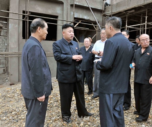 김정은원수님께서 새로 건설하고있는 아동병원과 구강병원을 현지지도하시였다.(조선중앙통신)