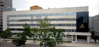 새로 건설된 대학의 도서관(조선중앙통신)