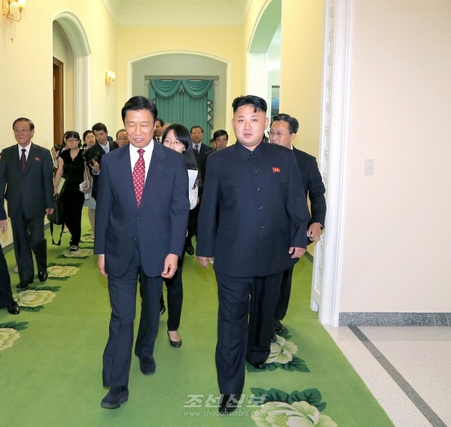 김정은원수님께서 전승 60돐 경축행사에 참가하기 위하여 조선을 방문하고있는 중국대표단을 접견하시였다.(조선중앙통신)