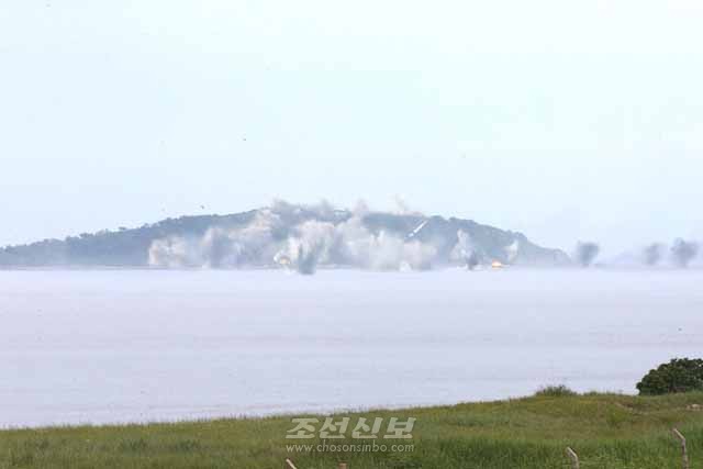 김정은원수님께서 조선인민군 제851군부대의 포사격훈련을 지도하시였다.(조선중앙통신)