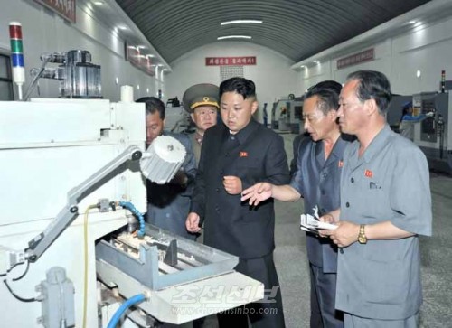 김정은원수님께서 강동정밀기계공장을 현지지도하시였다.(조선중앙통신)