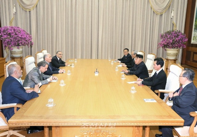 김정은원수님께서 전승 60돐 경축행사에 참가하기 위하여 조선을 방문하고있는 수리아대표단을과 접견하셨다.(조선중앙통신)