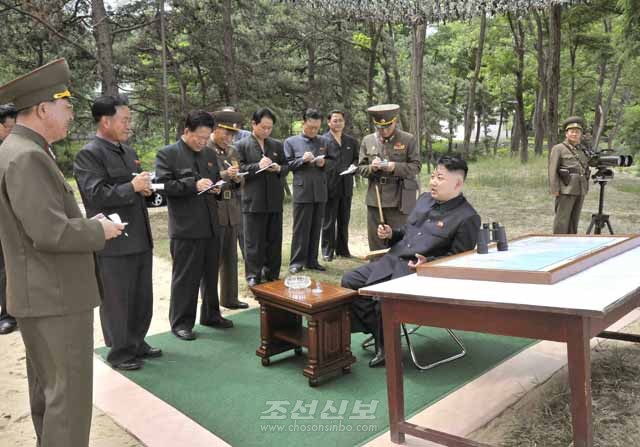 김정은원수님께서 조선인민군 제851군부대의 포사격훈련을 지도하시였다.(조선중앙통신)