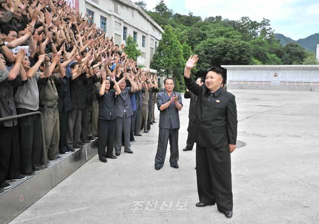 김정은원수님께서 강동정밀기계공장을 현지지도하시였다.(조선중앙통신)