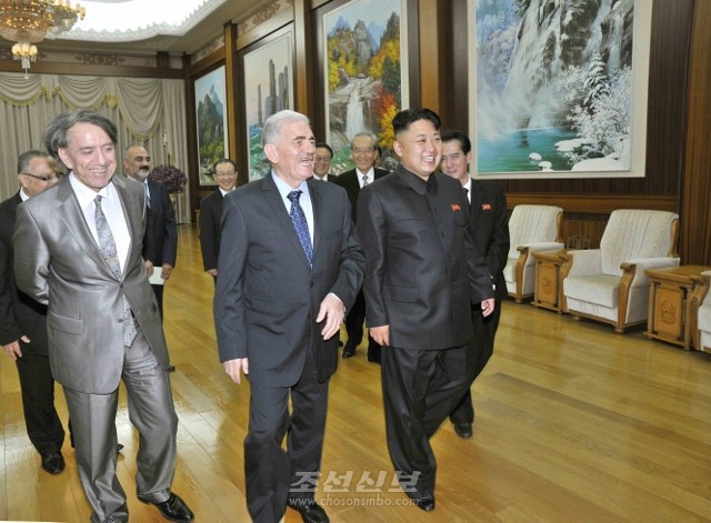 김정은원수님께서 전승 60돐 경축행사에 참가하기 위하여 조선을 방문하고있는 수리아대표단을과 접견하셨다.(조선중앙통신)