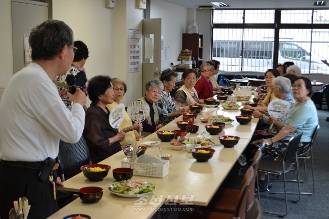 참가자들은 이야기꽃을 피우며 점심식사를 하였다.