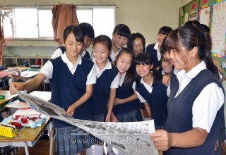 《조선신보》를 펼치며 기뻐하는 도꾜제1 중급부 3학년생들