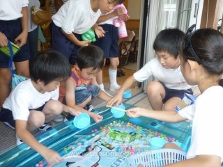 고학년생들은 어린아이들 한명한명에게 말을 걸며 놀이규칙을 친절히 알려주었다. 