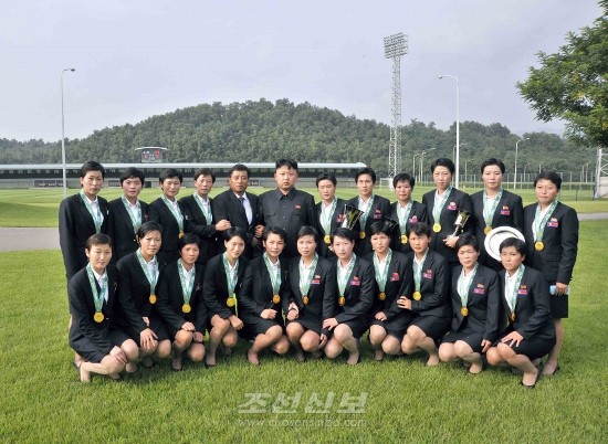 김정은원수님께서 2013년 동아시아컵녀자축구경기대회에서 제1위를 쟁취한 선수들을 만나시였다.(조선중앙통신)