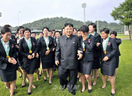 김정은원수님께서 2013년 동아시아컵녀자축구경기대회에서 제1위를 쟁취한 선수들을 만나시였다.(조선중앙통신)