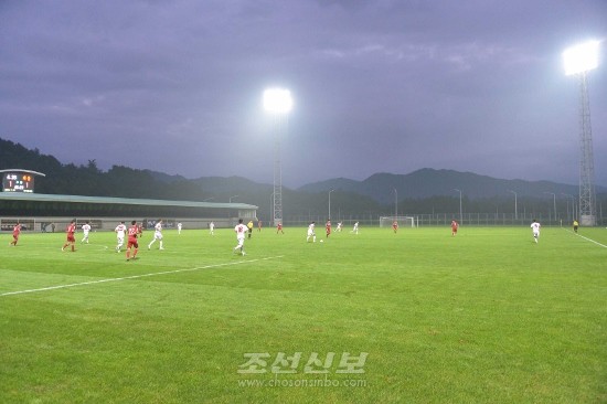 김정은원수님께서 4.25팀과 홰불팀사이의 남자축구경기를 보시였다.(조선중앙통신)