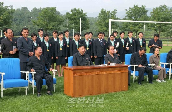 김정은원수님께서 4.25국방체육단과 압록강국방체육단 활쏘기선수들의 활쏘기경기를 보시였다.(조선중앙통신)