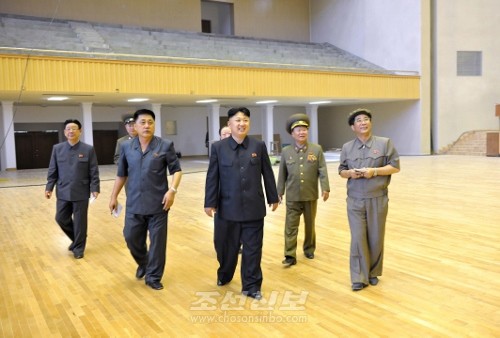 김정은원수님께서 새로 개건하고있는 평양체육관을 돌아보시였다.(조선중앙통신)