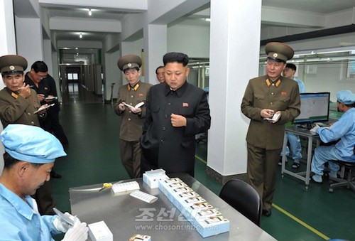 김정은원수님께서 5월11일공장을 현지지도하시였다.(조선중앙통신)