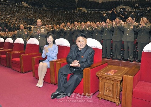 김정은원수님께서 전승 60돐경축 열병식 참가자들과 함께 모란봉악단공연을 관람하시였다.(조선중앙통신)