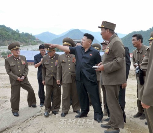 김정은원수님께서 마식령스키장건설장을 돌아보시였다.(조선중앙통신)