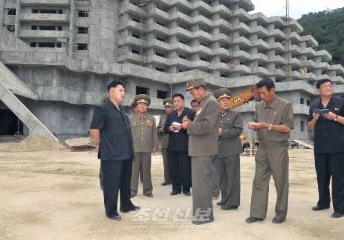 김정은원수님께서 마식령스키장건설장을 돌아보시였다.(조선중앙통신)
