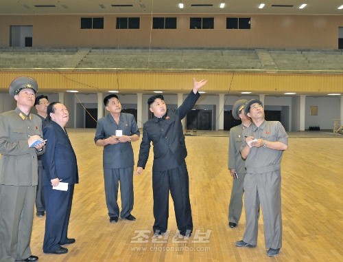 김정은원수님께서 새로 개건하고있는 평양체육관을 돌아보시였다.(조선중앙통신)