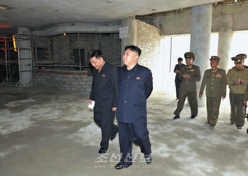 김정은원수님께서 문수물놀이장건설장을 돌아보시였다.(조선중앙통신)