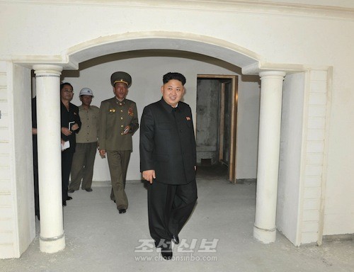 김정은원수님께서 김일성종합대학 과학자살림집 건설장을 돌아보시였다.(조선중앙통신)