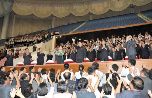 김정은원수님께서 2013년 청년, 성인급 아시아컵 및 구락부력기선수권대회 경기를 관람하시였다.(조선중앙통신)